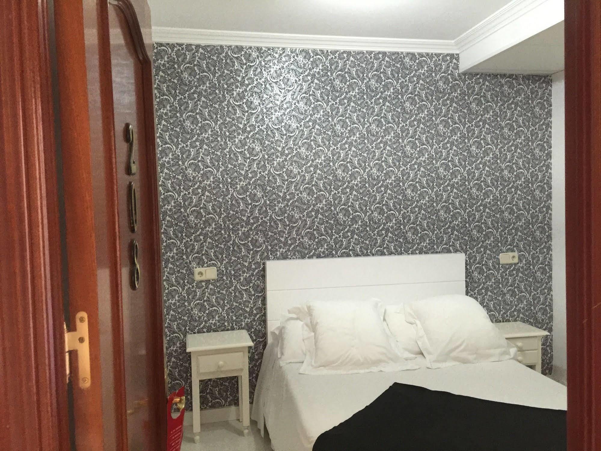เพนชั่น เอสเตรยา Hotel มาดริด ภายนอก รูปภาพ
