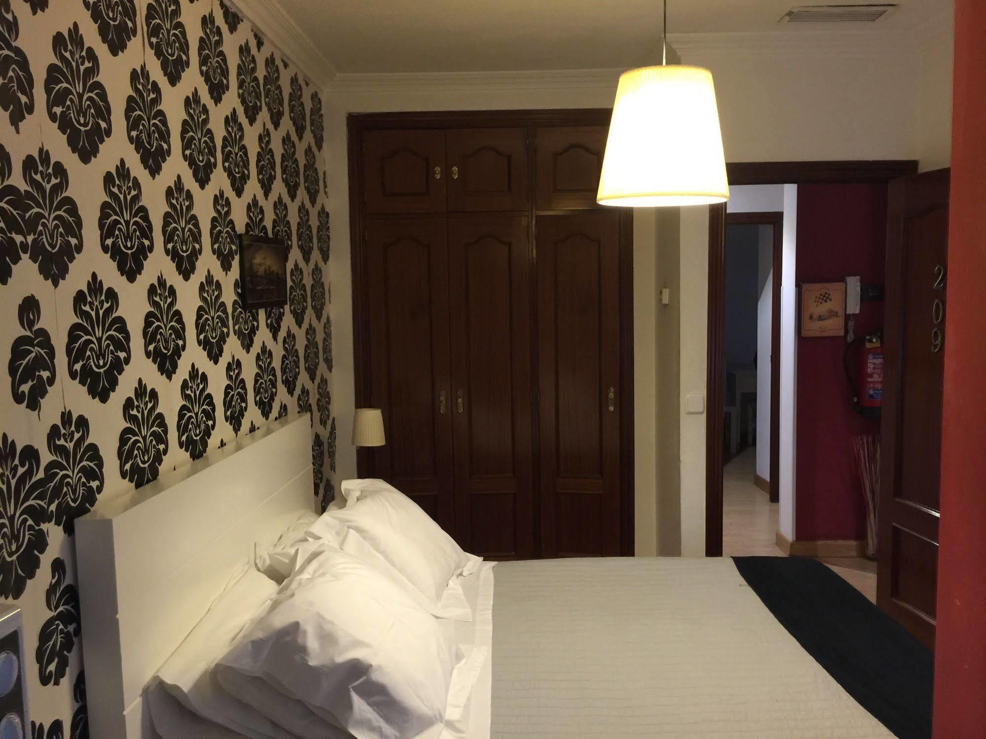 เพนชั่น เอสเตรยา Hotel มาดริด ภายนอก รูปภาพ